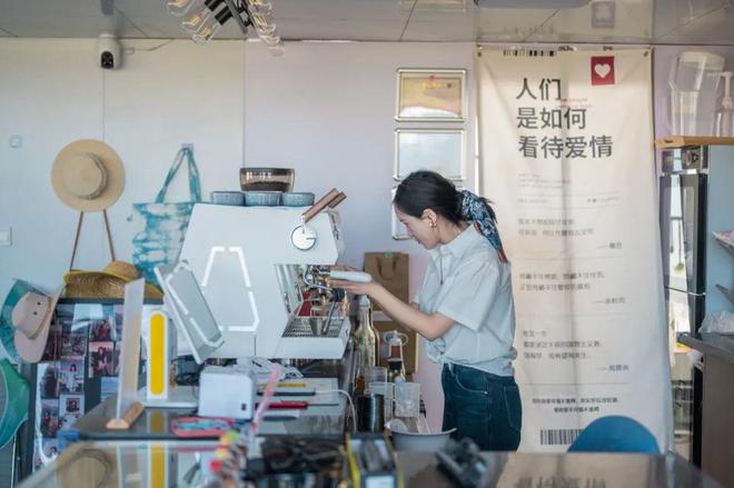 到丽江后竟拿屋顶来赚钱！【读本头条】重庆美女嫁(图21)